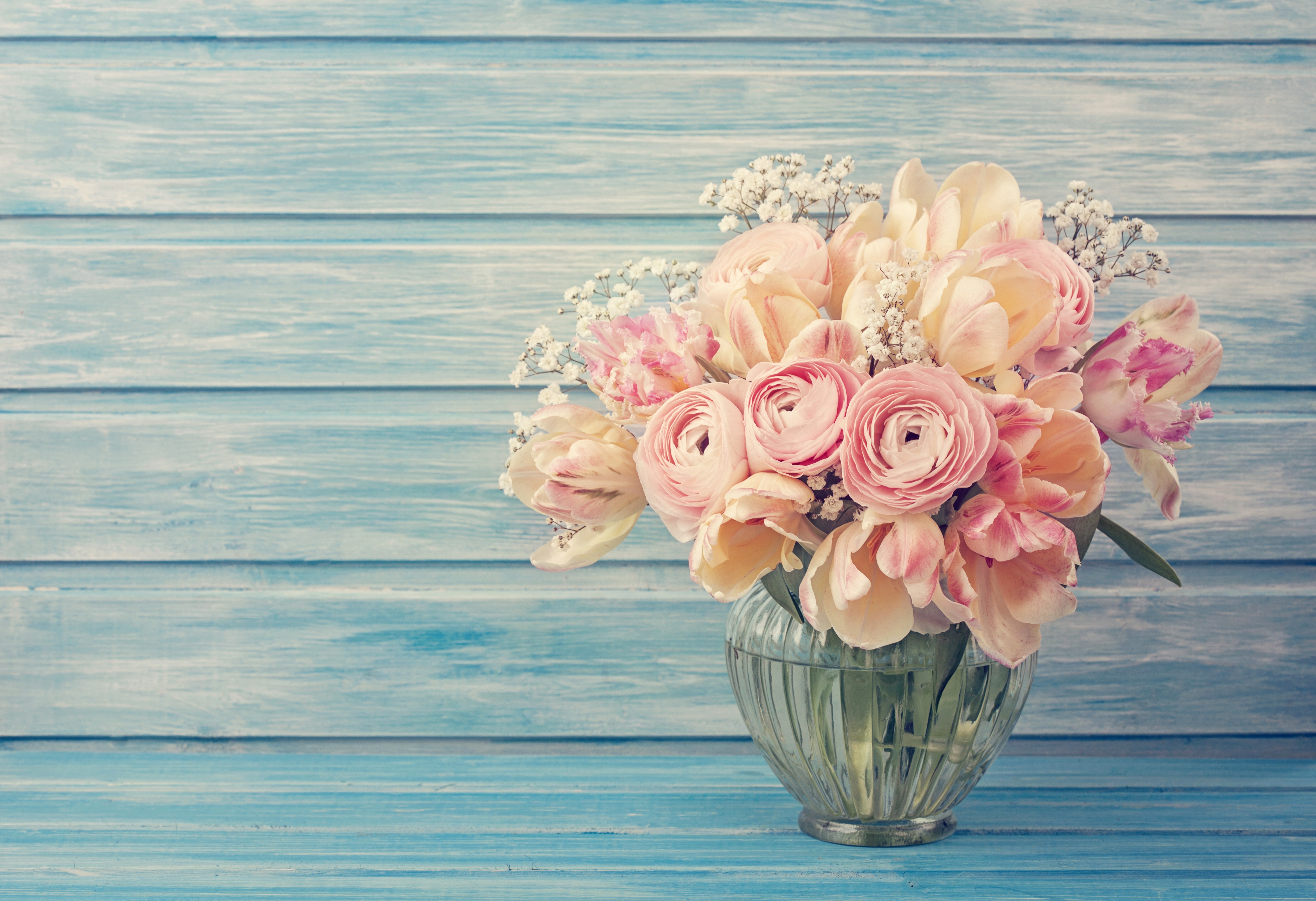 Нежные цветы поздравление. С днем рождения. С днём рождения бабуля. Стильные цветы. С днем рождения нежные цветы.