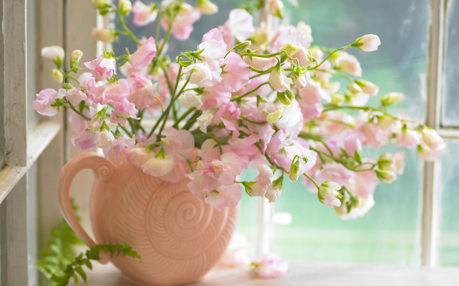 Букет розовых цветов в вазе