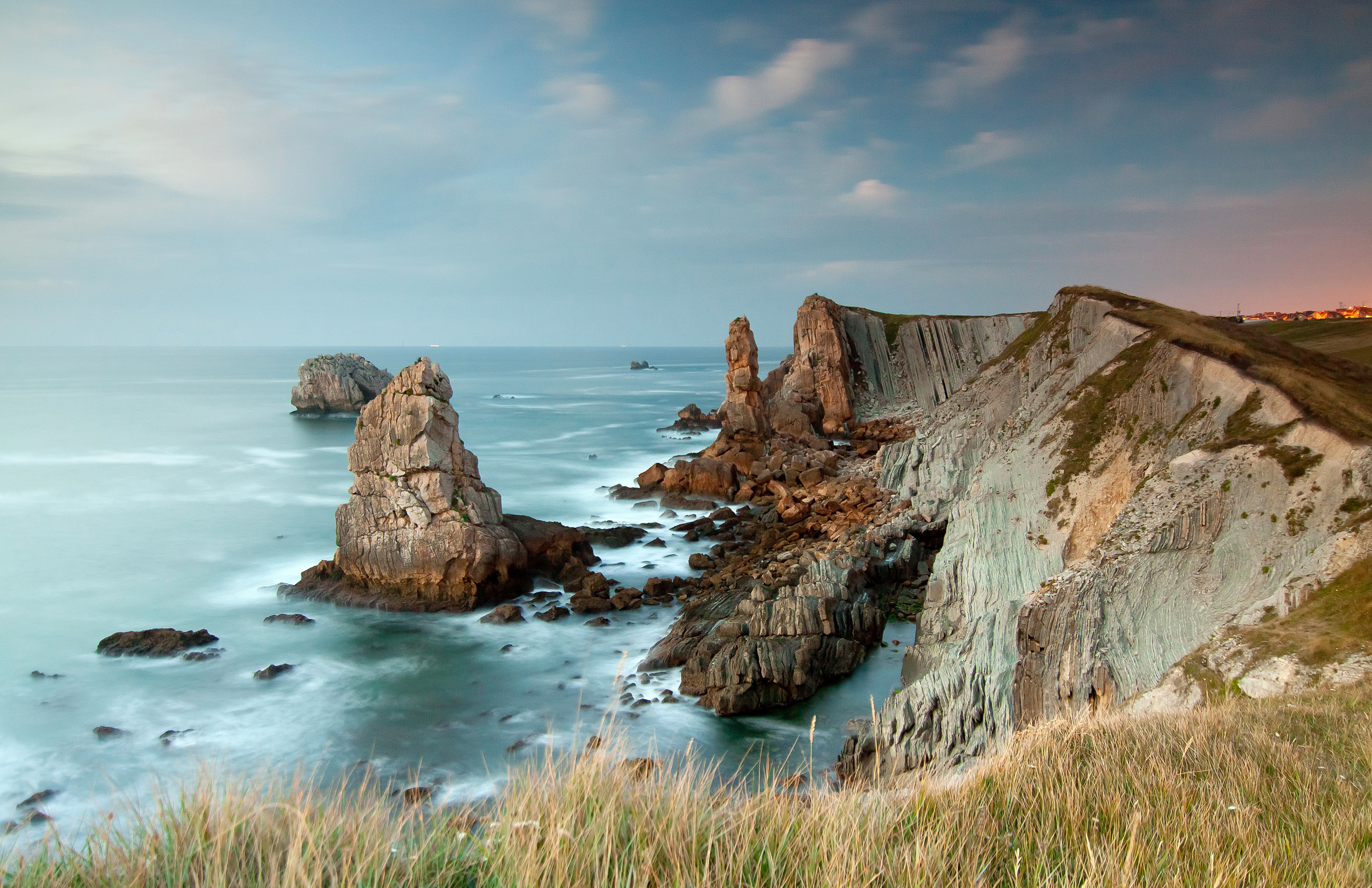 небо трава море облака скалы