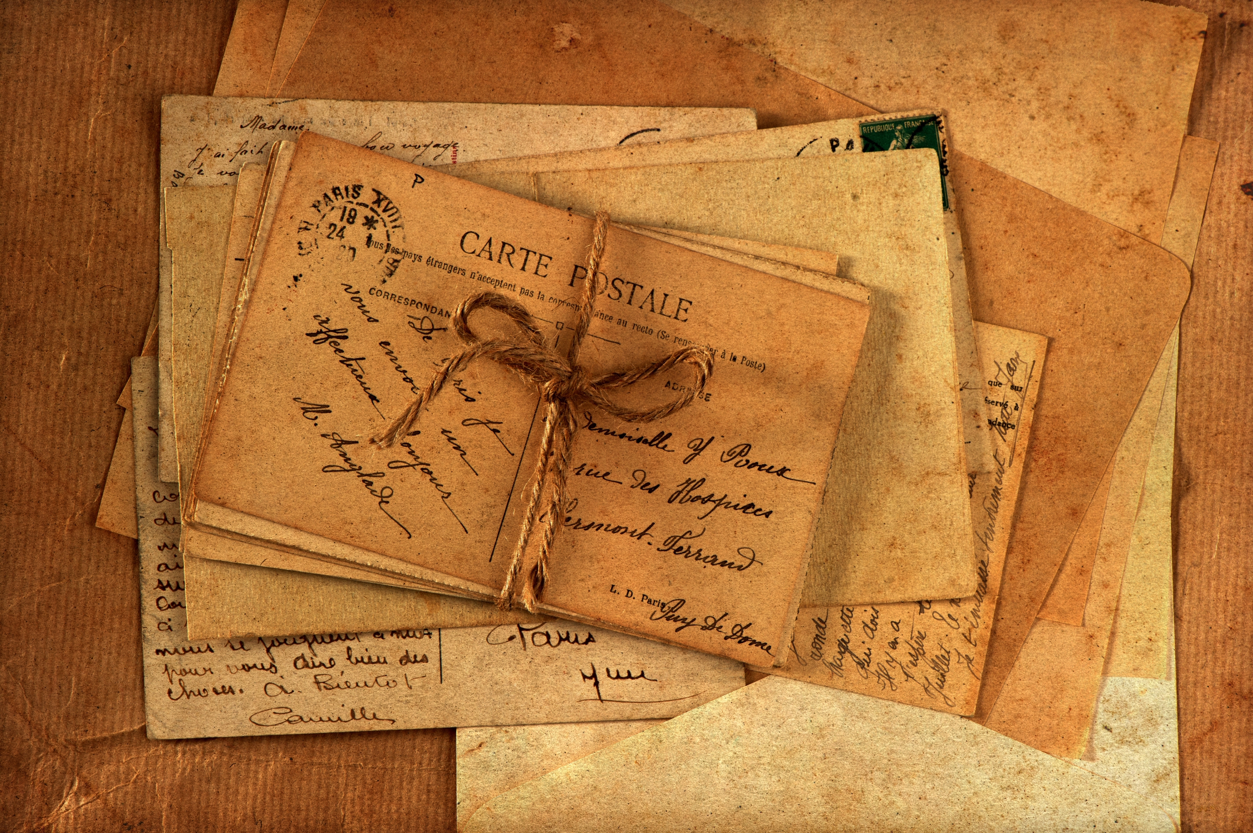 На столе лежали не распечатанные письма. Старинное письмо. Старые письма. Старый конверт. Старое письмо.