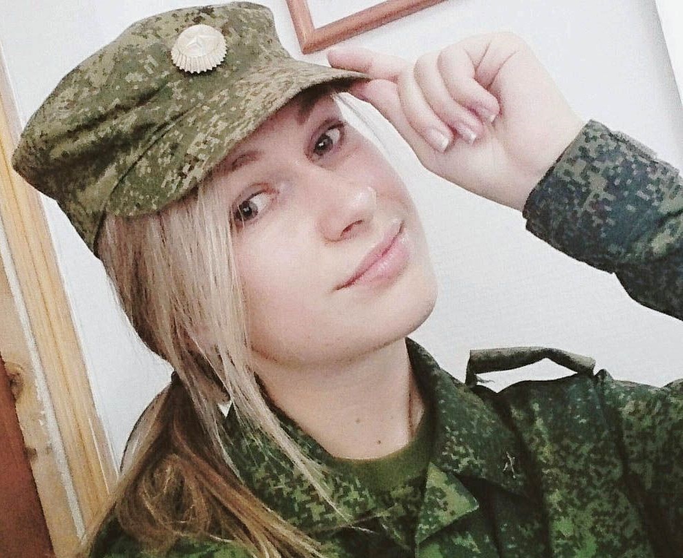 Сексуальная девушка в военной форме