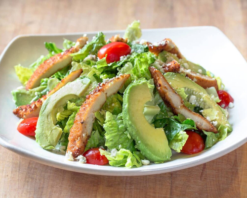 Салат с курицей, яблоком и авокадо: лёгкий и витаминный, без майонеза