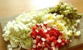 recept salata s krabovymi palochkami
