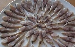 seledka pod shuboj raskladyvaen rybu