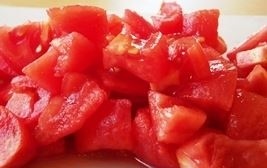 tushennyj krolik pomidory porezat